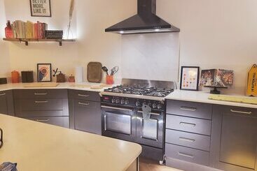 اقامتگاه Remarkable 4 Bed House In Sheffield