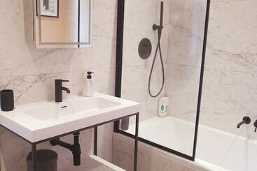 اقامتگاه Remarkable 4 Bed House In Sheffield