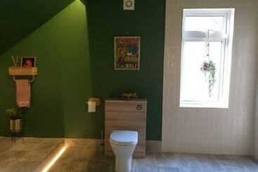 اقامتگاه Remarkable 4 Bed House In Sheffield