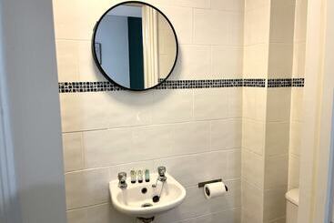 اقامتگاه Vibrant 6 Bed Stylish Home In Heart Of Southsea