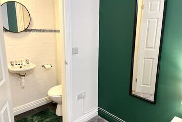 اقامتگاه Vibrant 6 Bed Stylish Home In Heart Of Southsea
