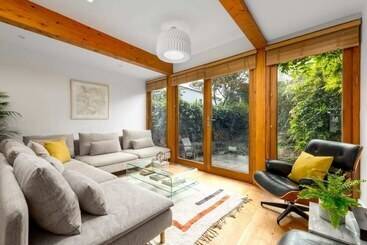 The Victorian House   Enticing 3bdr House With Garden