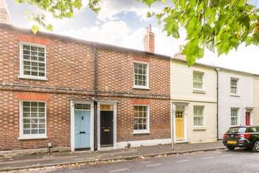 The Victorian House   Enticing 3bdr House With Garden