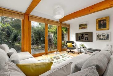 The Victorian House   Enticing 3bdr House With Garden