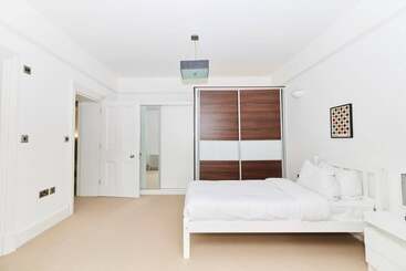 The Woolwich Retreat   Enticing 5bdr House With Parking