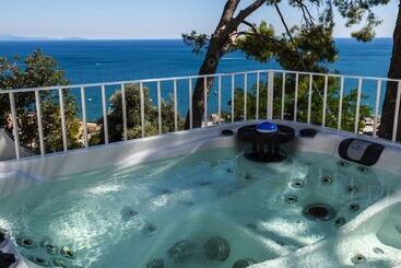 تختخواب و صبحانه Decori Suites Amalfi Coast
