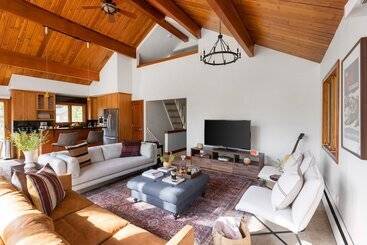 Bighorn By Avantstay Spacious Ski Cabin W/ Sprawling Porch, Views & Hot Tub!