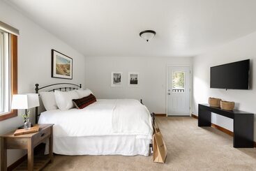 Bighorn By Avantstay Spacious Ski Cabin W/ Sprawling Porch, Views & Hot Tub!