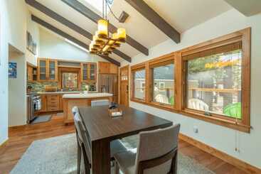 Henderson By Avantstay Lake View! Walk To Beach, Garwoods & More!