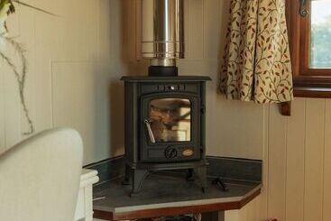 هتل Glamping In Wiltshire In Our Luxury Shepherds Hut