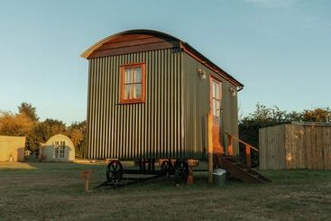 هتل Glamping In Wiltshire In Our Luxury Shepherds Hut