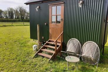 هتل Glamping In Wiltshire In Our Luxury Shepherds Hut