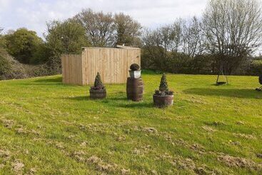 هتل Glamping In Wiltshire In Our Luxury Shepherds Hut