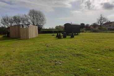هتل Glamping In Wiltshire In Our Luxury Shepherds Hut