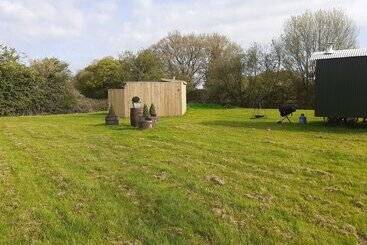 هتل Glamping In Wiltshire In Our Luxury Shepherds Hut