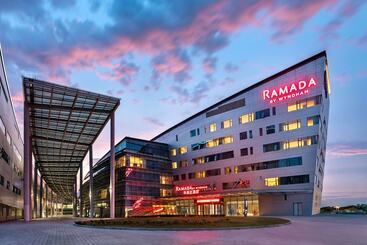 هتل Ramada By Wyndham Huzhou Wuxing