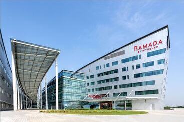 هتل Ramada By Wyndham Huzhou Wuxing