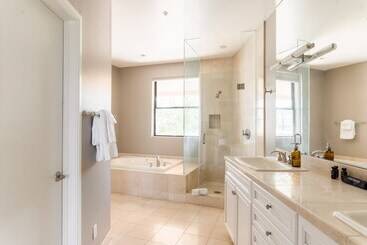 Ivory Buyout By Avantstay Two Home Buyout Near Old Town W/ Large Patio