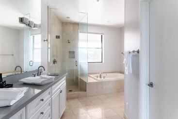 Ivory Buyout By Avantstay Two Home Buyout Near Old Town W/ Large Patio