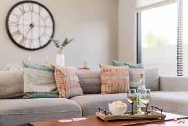 Ivory Buyout By Avantstay Two Home Buyout Near Old Town W/ Large Patio