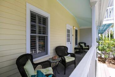Key West Casa By Avantstay Communal Pool Bbq & Patio Near Duval Street Week Long Stays Only