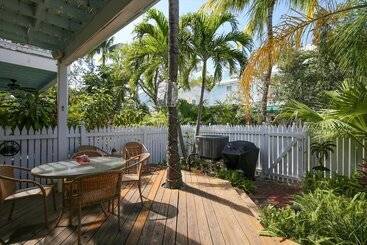 Key West Casa By Avantstay Communal Pool Bbq & Patio Near Duval Street Week Long Stays Only