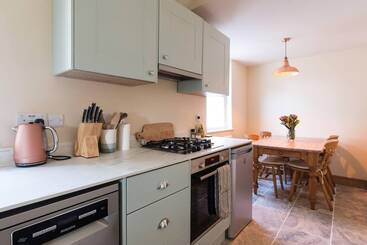 Lovely Cosy Stone Cottage In Tetbury, Cotswolds