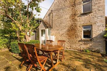 Lovely Cosy Stone Cottage In Tetbury, Cotswolds