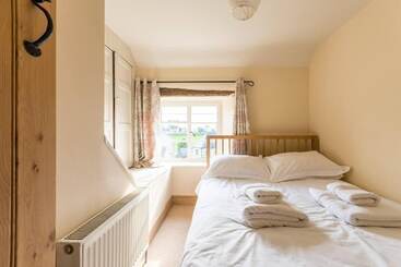 Lovely Cosy Stone Cottage In Tetbury, Cotswolds