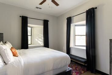 Luna By Avantstay Industrial Artist S Loft In Old Town W/ Billiards