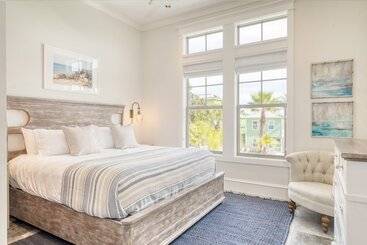 Monarch By Avantstay Stunning Estate 1 Block To Beach, Swim Up Bar, Hot Tub, & Rooftop Views