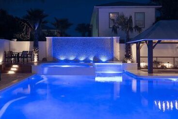 Monarch By Avantstay Stunning Estate 1 Block To Beach, Swim Up Bar, Hot Tub, & Rooftop Views