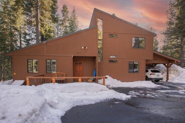 Polaris By Avantstay Woodsy Tahoe Cabin With Spacious Deck Close To Lake