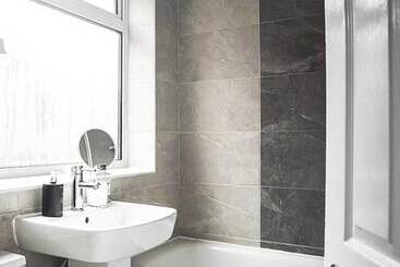 اقامتگاه Comfortable 3 Bed House In Coventry