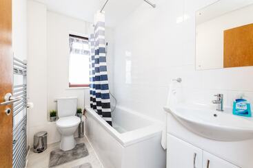 اقامتگاه Cosy 2 Bed House! Dagenham! Free Parking