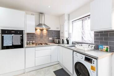 اقامتگاه Cosy 2 Bed House! Dagenham! Free Parking