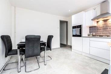 اقامتگاه Cosy 2 Bed House! Dagenham! Free Parking