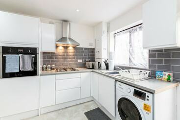 اقامتگاه Cosy 2 Bed House! Dagenham! Free Parking