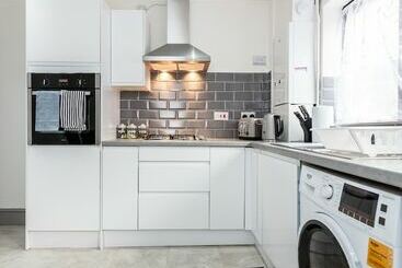 اقامتگاه Cosy 2 Bed House! Dagenham! Free Parking