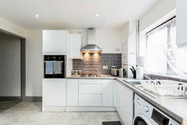 اقامتگاه Cosy 2 Bed House! Dagenham! Free Parking
