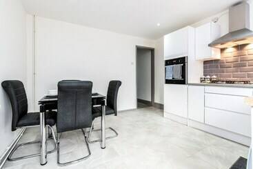 اقامتگاه Cosy 2 Bed House! Dagenham! Free Parking