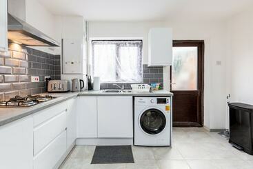 اقامتگاه Cosy 2 Bed House! Dagenham! Free Parking