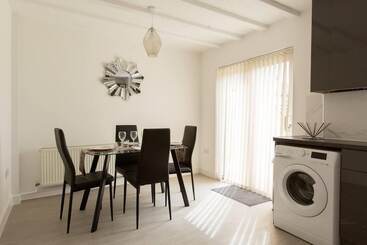 اقامتگاه Immaculate 2 Bed House In Dartford
