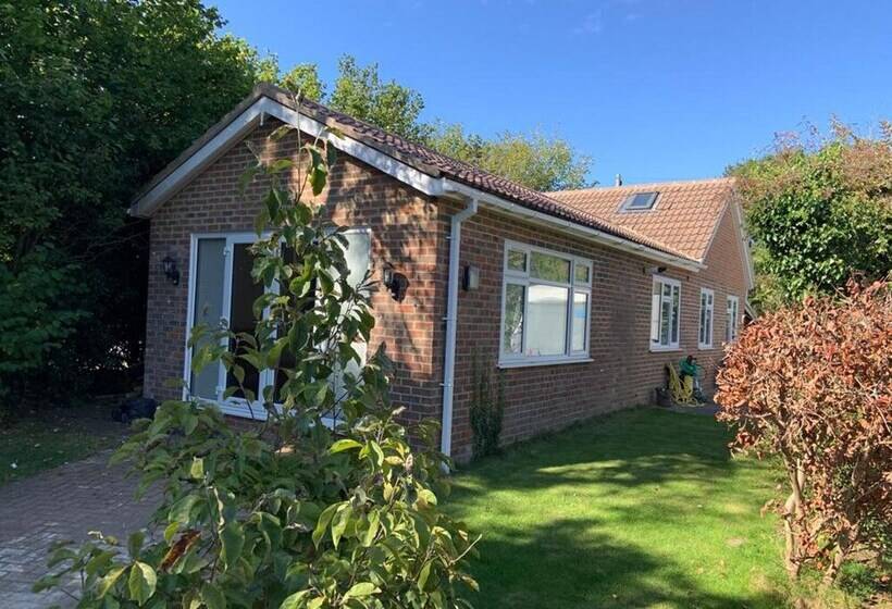 اقامتگاه Immaculate 2 Bed House In High Wycombe Hp14