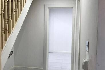 اقامتگاه Immaculate 2 Bed House In High Wycombe Hp14