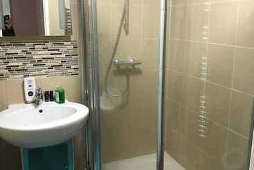 اقامتگاه Immaculate 2 Bed House In High Wycombe Hp14