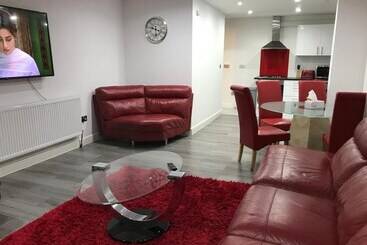 اقامتگاه Immaculate 2 Bed House In High Wycombe Hp14