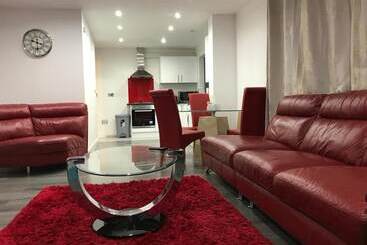 اقامتگاه Immaculate 2 Bed House In High Wycombe Hp14