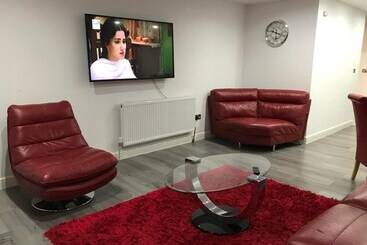 اقامتگاه Immaculate 2 Bed House In High Wycombe Hp14