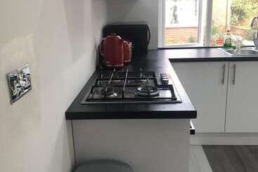 اقامتگاه Immaculate 2 Bed House In High Wycombe Hp14